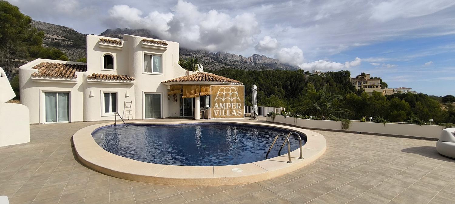 Фантастическая вилла с панорамным видом на море..